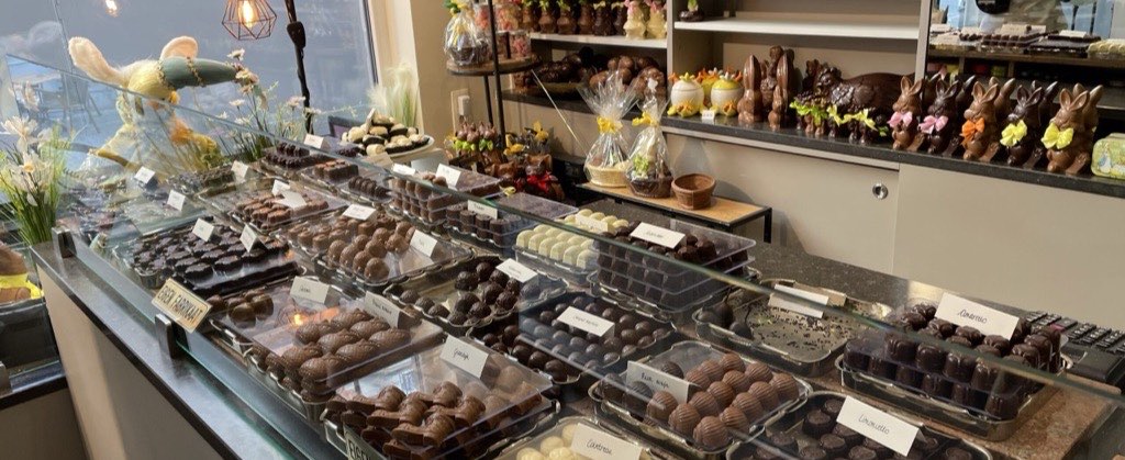 De toonbank met het pralineassortiment