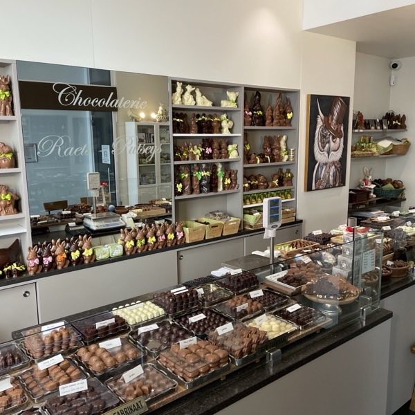 Winkelinterieur van Chocolaterie Raets met de toonbank vol pralines