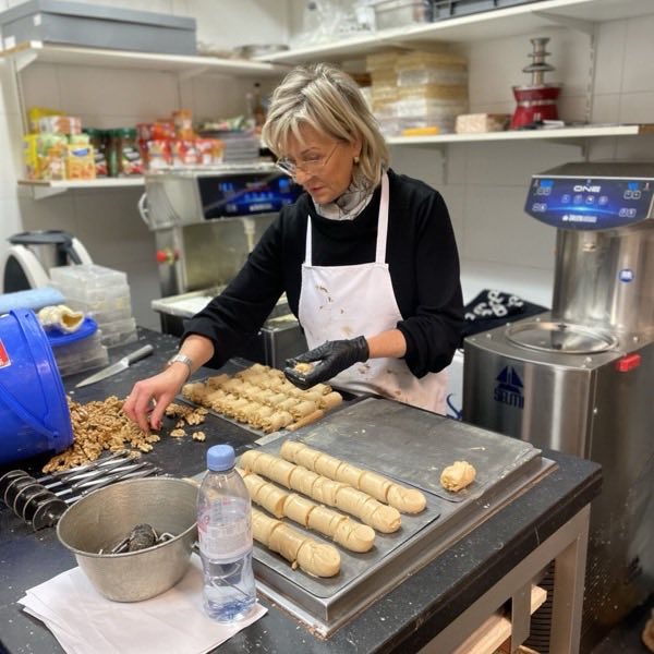 In het atelier wordt het deeg met de hand gevormd
