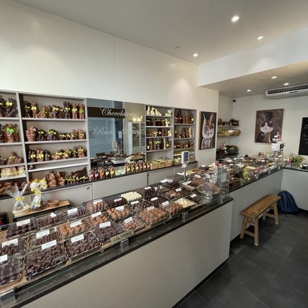 De winkel in de Leopold Vanderkelenstraat met toonbank en chocoladerekken