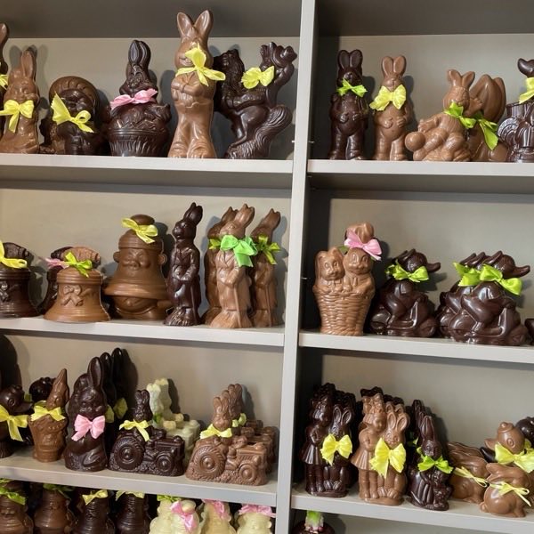 Paasfiguren in melk- en fondantchocolade met gekleurde strikjes