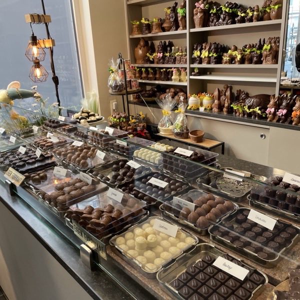 Handgemaakte pralines in de toonbank