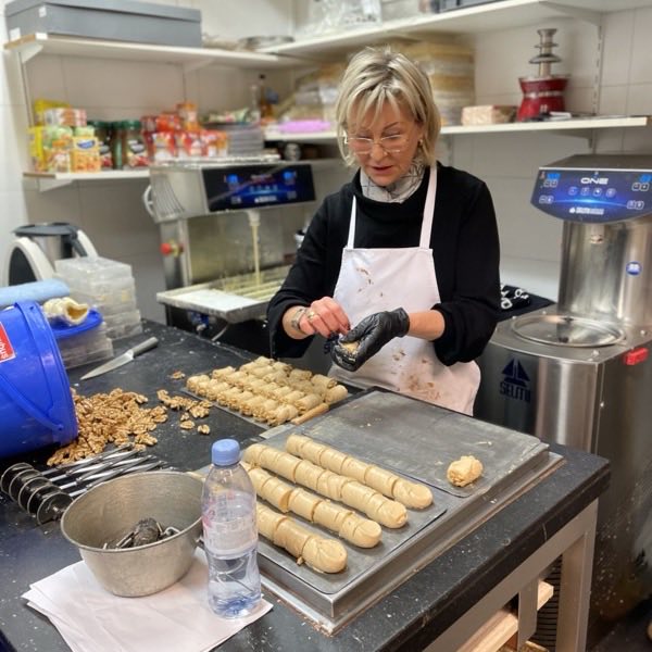 Handgemaakte bereiding in het atelier van de chocolaterie