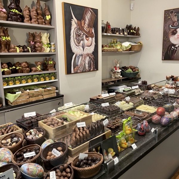 Chocoladefiguren, manden met paaseieren en pralines in de winkel