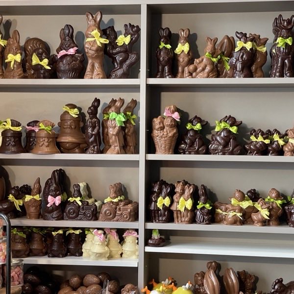 Assortiment paasfiguren en chocolade-eieren