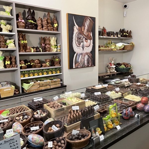 Rekken met chocoladefiguren naast de pralinetoog