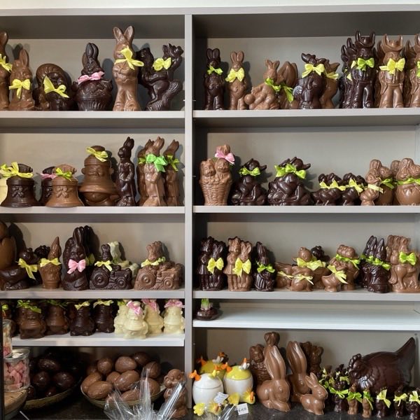 Volle rekken met chocoladefiguren voor de paasperiode