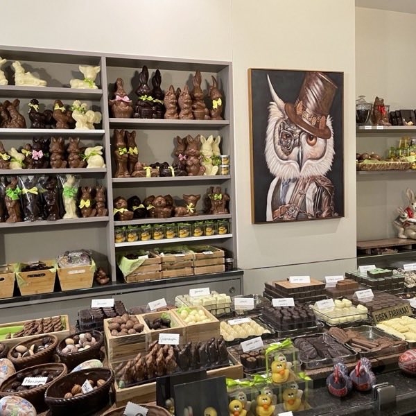 Toonbank met pralines, marsepein en chocoladefiguren