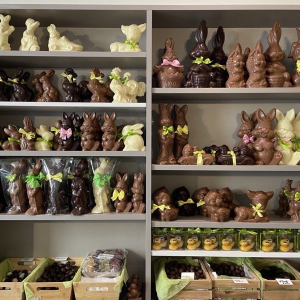 Handgemaakte chocoladefiguren op de rekken