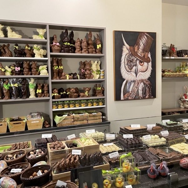 Assortiment pralines en chocoladefiguren in de toonbank