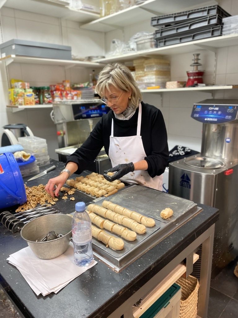 Pralines worden met de hand gevormd in het atelier