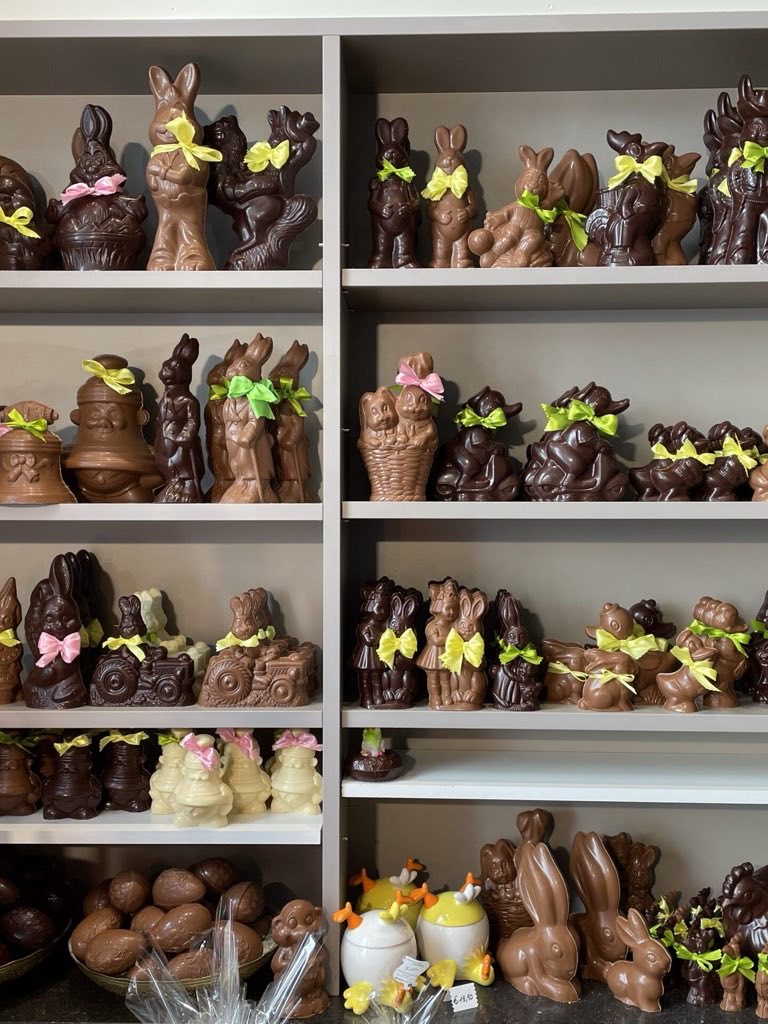 Rekken met handgemaakte chocoladefiguren in de winkel