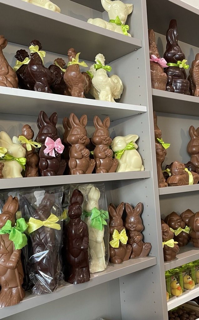 Chocoladen paasfiguren in melk-, fondant- en witte chocolade