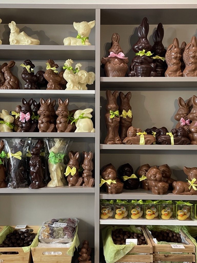 Handgemaakte chocoladefiguren op de rekken